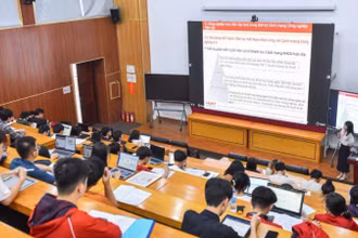 Giảng viên Đại học Bách khoa Hà Nội giảng bài, viết bài trên bảng tương tác thông minh. (Ảnh: DUY THÀNH)
