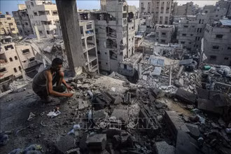 Những tòa nhà bị phá hủy sau các cuộc không kích của Israel xuống Gaza. (Ảnh: THX/TTXVN)