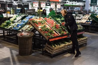 Người dân mua sắm tại siêu thị ở Frankfurt, Đức. (Ảnh: THX/TTXVN)