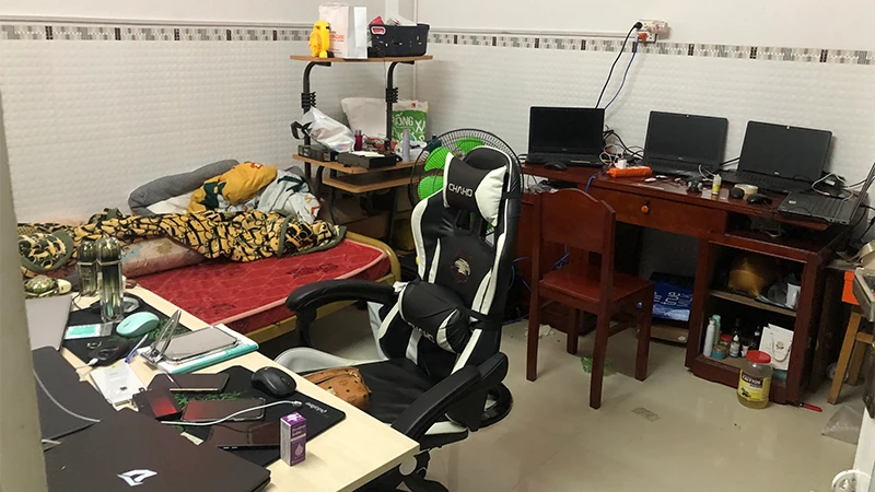 Tang vật có liên quan thu giữ tại nhà của các đối tượng ở huyện Lấp Vò, tỉnh Đồng Tháp. (Ảnh: Công an cung cấp)