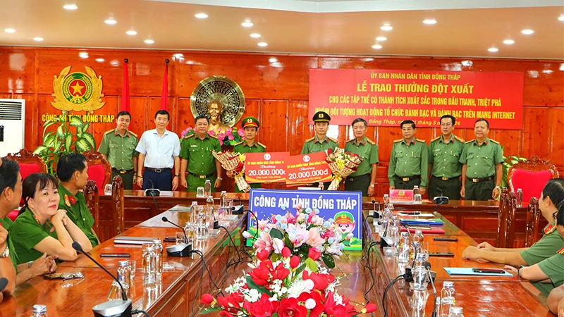 Chủ tịch Ủy ban nhân dân tỉnh Đồng Tháp Phạm Thiện Nghĩa đến Công an tỉnh Đồng Tháp trao tặng số tiền khen thưởng cho 2 tập thể.