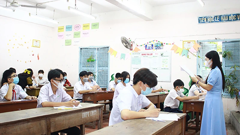 Thí sinh dự thi tuyển sinh vào lớp 10 tại một điểm thi ở thành phố Cao Lãnh. (Ảnh: Cổng Thông tin điện tử Đồng Tháp).