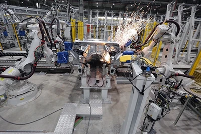 Xưởng hàn thân vỏ xe tại Nhà máy ô-tô Vinfast.