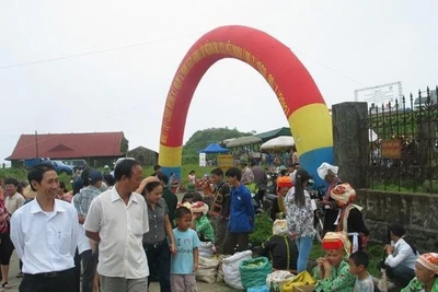 Nhiều sản vật địa phương được bà con dân tộc Dao đem bán phục vụ du khách.