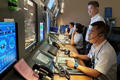 Điều hành bay tại Trung tâm kiểm soát tiếp cận, sân bay Nội Bài.