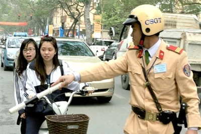 Phần lớn các trường hợp đi xe đạp điện vi phạm an toàn giao thông bị xử lý là học sinh. (Ảnh: VOV)