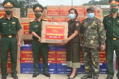 Bộ Chỉ huy Quân sự tỉnh Quảng Nam tặng khẩu trang y tế cho Bộ Chỉ huy Quân sự tỉnh Sê Kông (Lào)