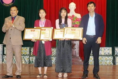 Lãnh đạo Tỉnh đoàn và Sở Giáo dục và Đào tạo trao tặng các phần thưởng cho hai học sinh