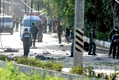 Cảnh sát điều tra hiện trường vụ đánh bom tại tỉnh Xông-khơ-la, miền nam Thái-lan. Ảnh THE NATION