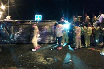 Hiện trường xe khách bị tai nạn. 