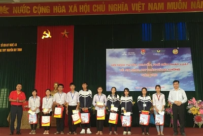 Trao quà cho học sinh giỏi vượt khó.
