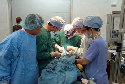 Các bác sĩ Bệnh viện Hữu nghị Việt Nam - Cu-ba phẫu thuật miễn phí cho trẻ em bị sứt môi, hở hàm ếch.