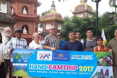 Đoàn Fam Trip Australia tham quan chùa Trấn Quốc (Hà Nội).