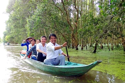 Du khách vãn cảnh sông nước miền Tây tại Khu du lịch sinh thái Gáo Giồng, xã Gáo Giồng, huyện Cao Lãnh (Đồng Tháp). Ảnh: THANH SƠN
