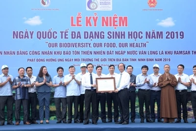 Thứ trưởng TN-MT Võ Tuấn Nhân trao Bằng công nhận Khu bảo tồn thiên nhiên đất ngập nước Vân Long (tỉnh Ninh Bình) là khu RAMSAR thế giới thứ chín của Việt Nam.