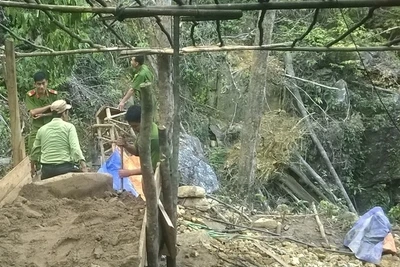 Lực lượng chức năng TP Đà Nẵng tổ chức truy quét, phá hủy lán trại, hầm khai thác vàng trái phép ở Khe Đương (Đà Nẵng).