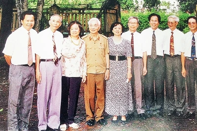 Đại gia đình ông Hoàng Thúc Cẩn chụp hình với Đại tướng Võ Nguyên Giáp và phu nhân.