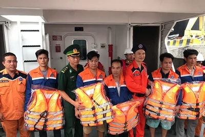 Các ngư dân được đưa về bờ an toàn sáng nay. 
