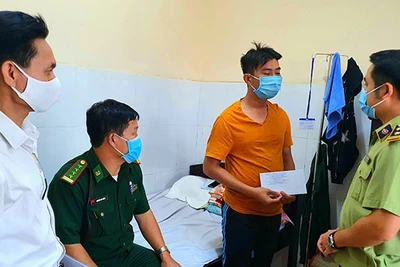 Trung úy Đặng Văn Quyễn nhận quà của ông Vũ Hồng Sơn, Phó Chánh Văn phòng BCĐ 389/QG.