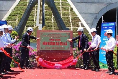 Bộ Xây dựng gắn biển tôn vinh công trình Hầm đường bộ Đèo Cả