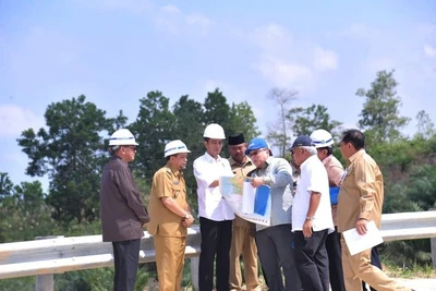 Tổng thống Jokowi và nhóm đặc trách khảo sát khu vực ở tỉnh Kalimantan (Ảnh: JP) 