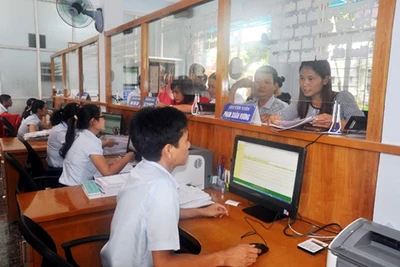 Giải quyết thủ tục hành chính cho người dân, doanh nghiệp tại Trung tâm Hành chính công TP Hà Giang.