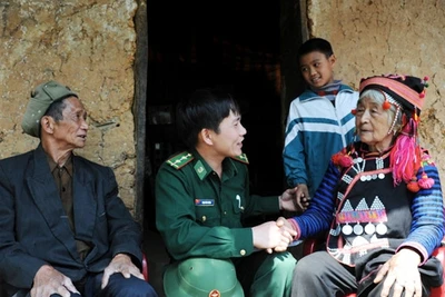 Bộ đội Đồn Biên phòng Ka Lang (Mường Tè, Lai Châu) vận động người dân phát triển kinh tế và tham gia bảo vệ an ninh trật tự biên giới. Ảnh: TRẦN HẢI