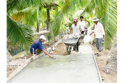 Người dân xã Phú Long, huyện Bình Đại (Bến Tre) tham gia làm đường giao thông nông thôn. Ảnh: HỮU HIỆP