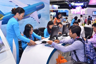 Khách tham quan gian hàng của Vietnam Airlines và Jestar Pacific tại Hội chợ ITE 2017 có cơ hội mua được vé với mức giá hấp dẫn. Ảnh: TRUNG PHONG