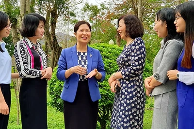 Cán bộ Hội Liên hiệp phụ nữ tỉnh Nam Định trao đổi kinh nghiệm công tác.