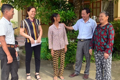 Lãnh đạo Ðảng ủy xã Hưng Ðạo (Hưng Nguyên) gặp gỡ, trao đổi với cán bộ xóm và người dân, nhằm kịp thời tháo gỡ những khó khăn, vướng mắc.