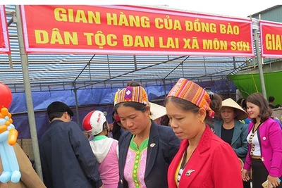 Gian hàng người Đan Lai trong Hội chợ phiên đầu xuân tại xã Môn Sơn.