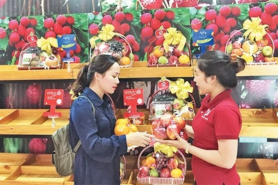 Người tiêu dùng chọn mua trái cây tại cửa hàng luôn tươi sạch.