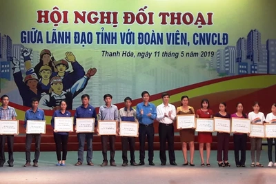 Ông Ngọ Duy Hiểu, Phó Chủ tịch Tổng Liên đoàn lao động Việt Nam và lãnh đạo tỉnh Thanh Hóa cùng tổ chức công đoàn cấp trên trao khoản hỗ trợ cải thiện khó khăn nhà ở cho đoàn viên công đoàn.