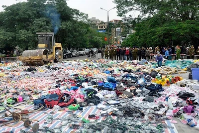 Lực lượng chức năng tiêu hủy hàng giả, hàng cấm, hàng kém chất lượng thu giữ trong năm 2017 tại Quảng Ninh. Ảnh: TUẤN HƯƠNG