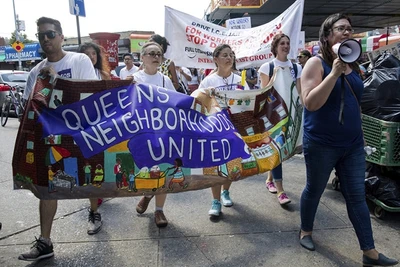 Tuần hành tại New York phản đối chiến dịch truy quét người nhập cư. (Ảnh AP)