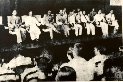 Cụ Nguyễn Văn Tố (áo dài trắng, thứ hai từ trái sang) dự lễ khai mạc lớp huấn luyện cán bộ bình dân học vụ tại Hà Nội, ngày 8-10-1945 (nguồn Văn phòng Quốc hội).