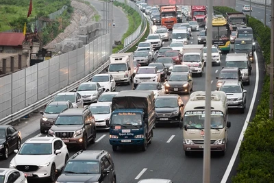 Các phương tiện tham gia giao thông tại cửa ngõ phía nam Hà Nội.