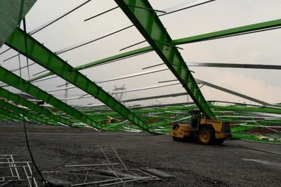 Hiện trường vụ sập nhà xưởng.