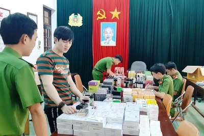 Qua kiểm tra, lực lượng công an phát hiện 101 máy hút thuốc lá điện tử.