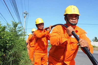 Kéo lưới điện về vùng nông thôn huyện Ba Tri.