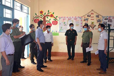 Đoàn công tác Công an tỉnh Gia Lai kiểm tra khu vực cách ly y tế tập trung tại Trường THCS Nội trú huyện Ia Grai. Ảnh: NGUYỄN HỮU