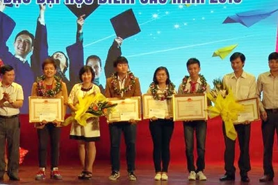 Lãnh đạo Ban Tuyên giáo Tỉnh ủy trao Bằng khen, phần thưởng cho học sinh, giáo viên đoạt giải quốc tế.