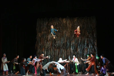 Cảnh ngôi chợ trong vở diễn.