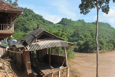 Bản Xiềng Tắm và nhiều vùng bản khác ven sông Nậm Nơn thuộc xã Mỹ Lý đang bị sạt lở sau cơn bão số 4, năm 2018 phải di dời khẩn cấp. 