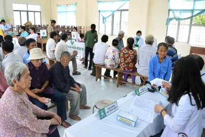Khám bệnh, phát thuốc miễn phí cho người có công, gia đình chính sách có hoàn cảnh khó khăn ở Bến Tre.