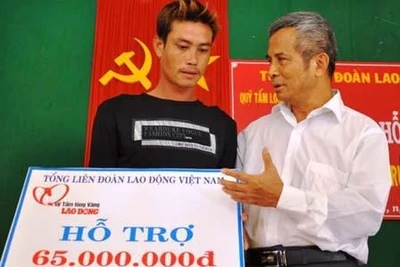 Tổng Liên đoàn lao động Việt Nam trao tiền hỗ trợ cho ngư dân bị nạn ở vùng biển Hoàng Sa.