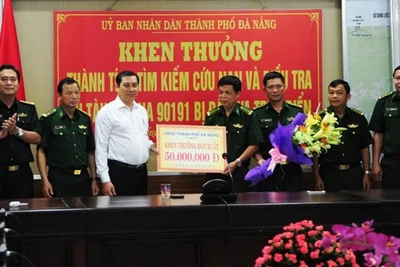 Chủ tịch UBND TP Đà Nẵng Huỳnh Đức Thơ thưởng nóng Bộ đội Biên phòng Đà Nẵng sáng 15-4.