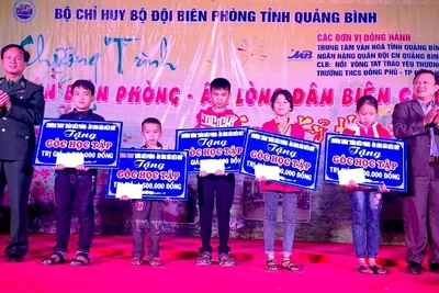 BĐBP Quảng Bình tặng góc học tập cho học sinh có hoàn cảnh khó khăn.