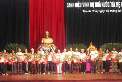 Lãnh đạo tỉnh Thanh Hóa trao vinh dự danh hiệu Nhà nước cho thân nhân Bà mẹ Việt Nam Anh hùng.